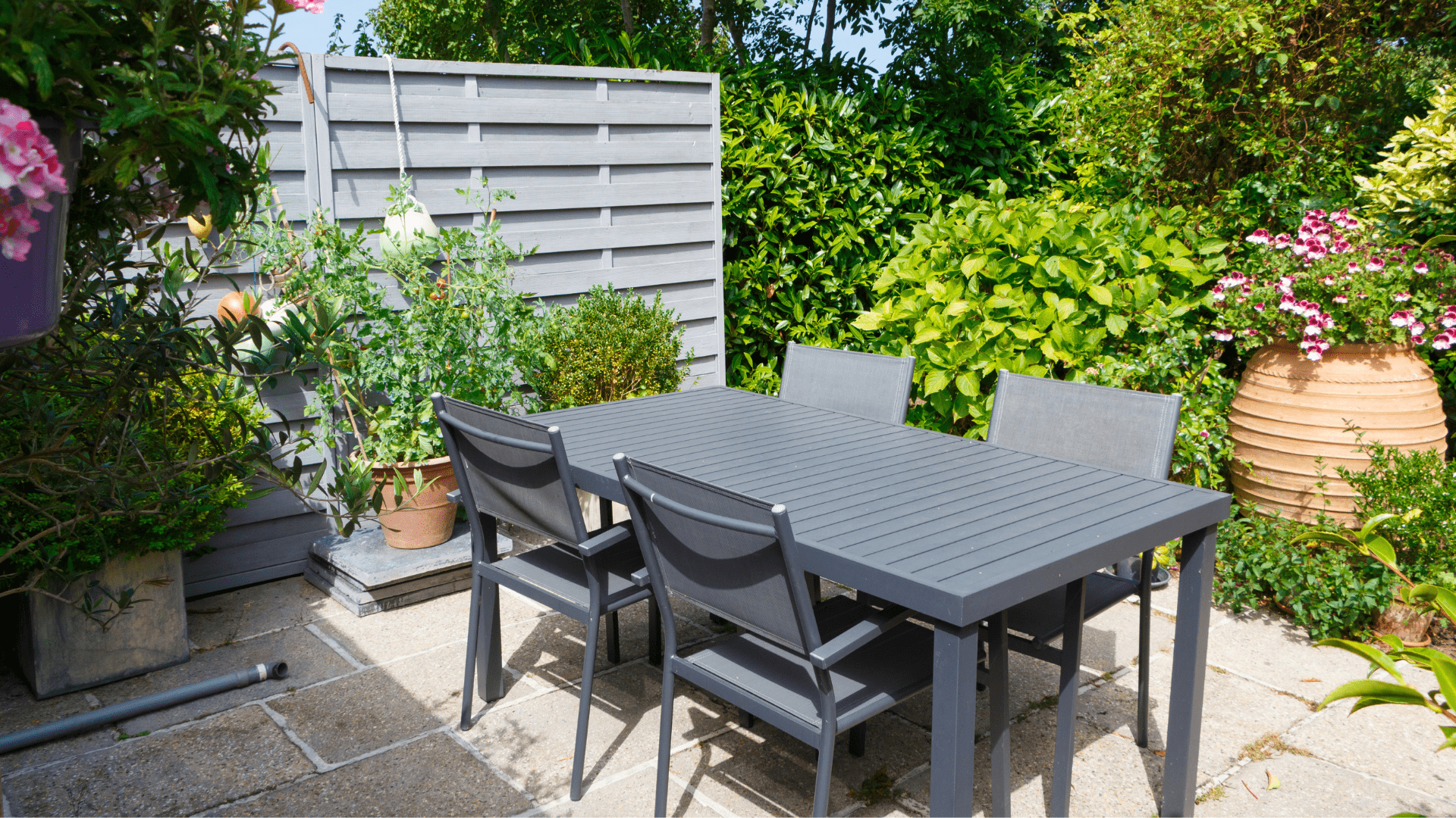 How to Arrange Garden Furniture for Comfort and Functionality
